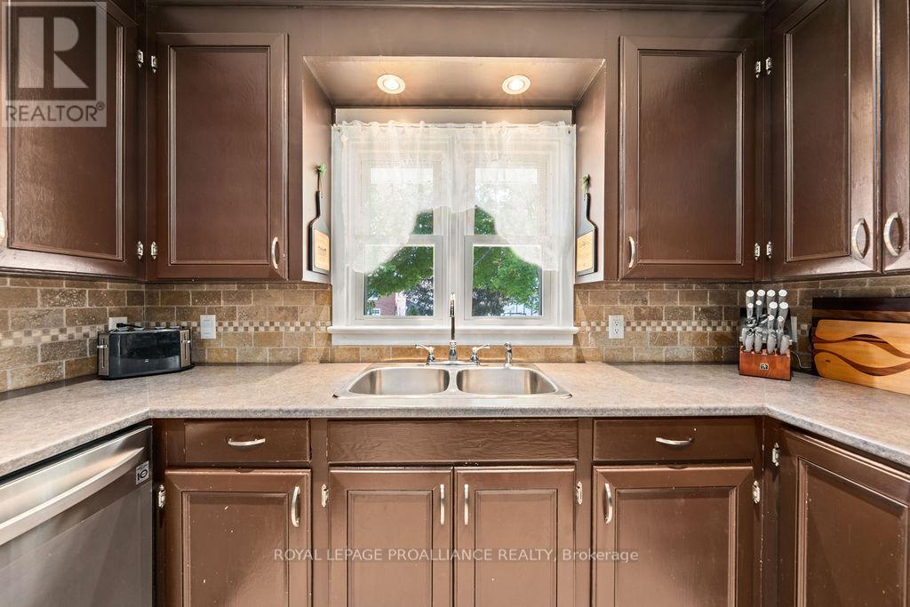 1036 Wagarville Road, Frontenac (Frontenac Centre), ON - Indoor Photo Showing Kitchen With Double Sink