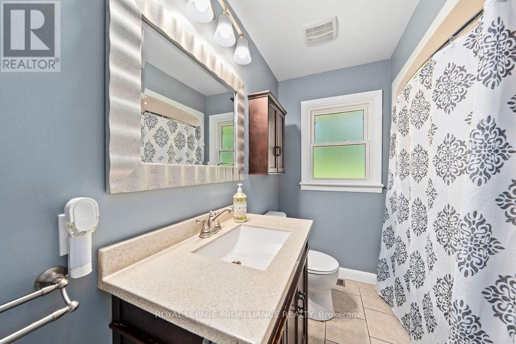 1036 Wagarville Road, Frontenac (Frontenac Centre), ON - Indoor Photo Showing Bathroom