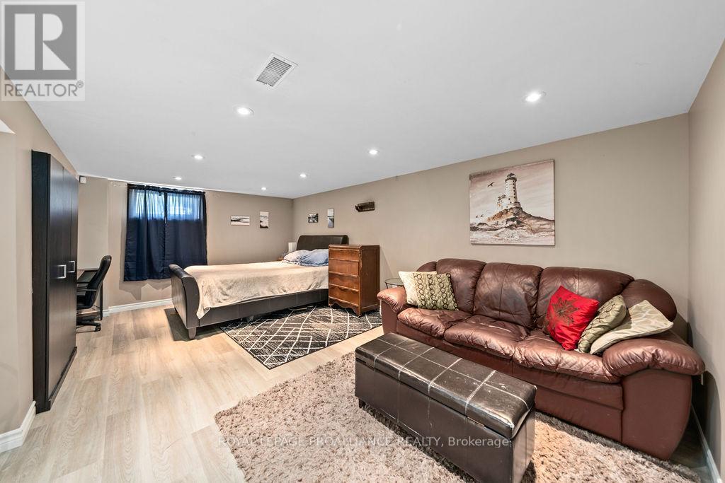 1036 Wagarville Road, Frontenac (Frontenac Centre), ON - Indoor Photo Showing Living Room
