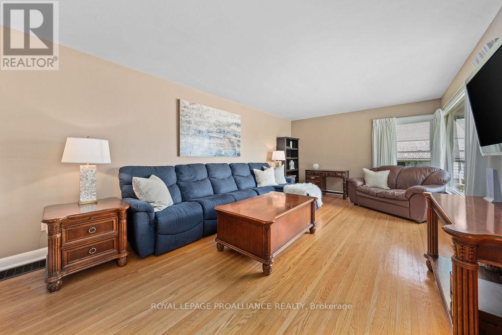 1036 Wagarville Road, Frontenac (Frontenac Centre), ON - Indoor Photo Showing Living Room