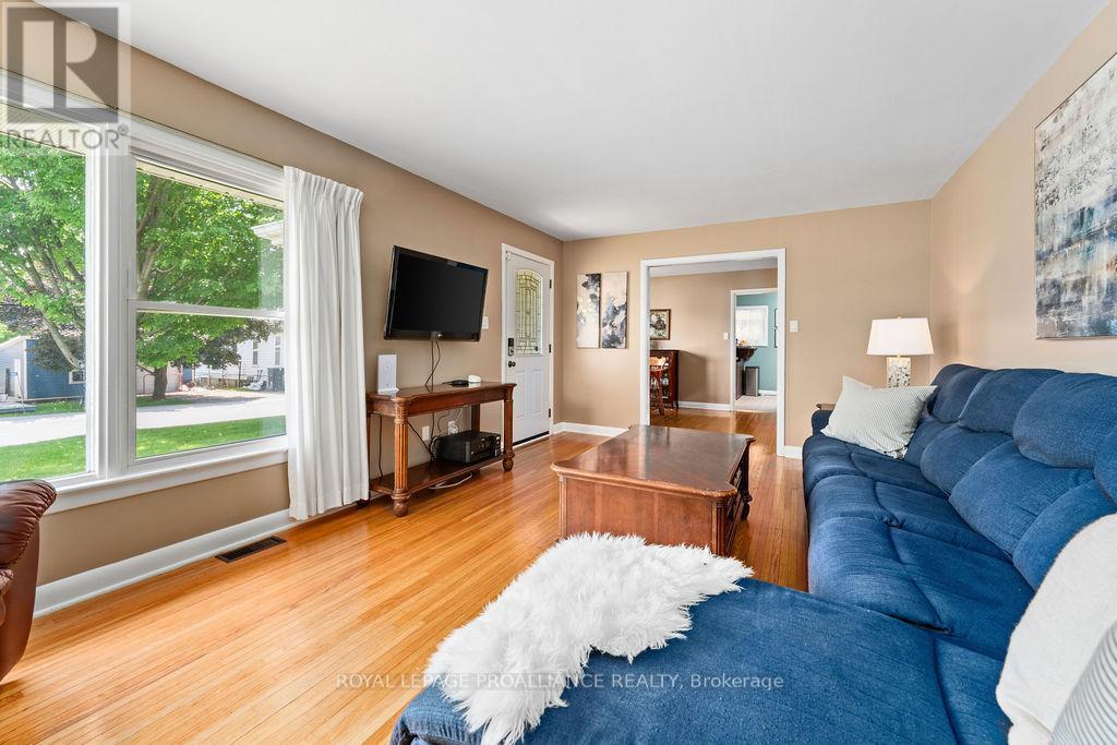 1036 Wagarville Road, Frontenac (Frontenac Centre), ON - Indoor Photo Showing Living Room