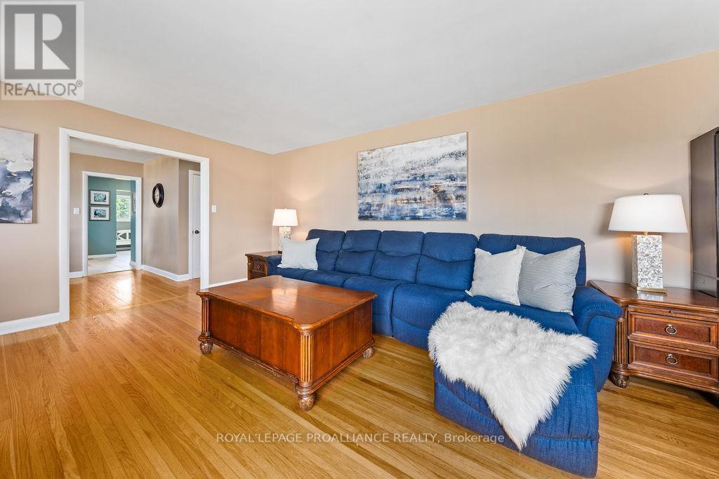 1036 Wagarville Road, Frontenac (Frontenac Centre), ON - Indoor Photo Showing Living Room