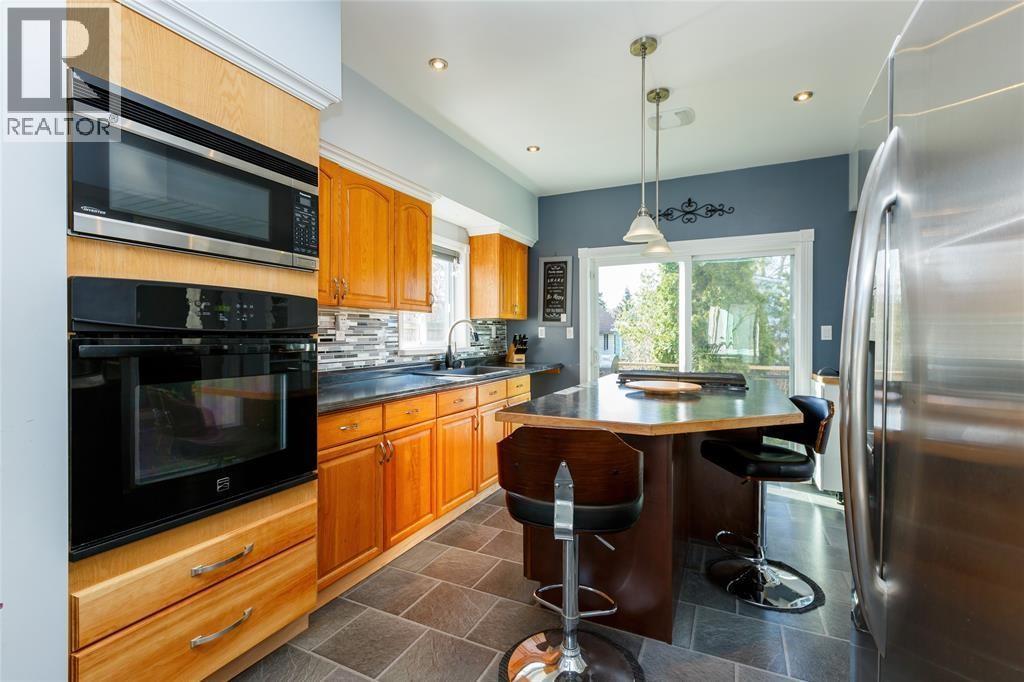 379 Maxwell Street, Sarnia, ON - Indoor Photo Showing Kitchen