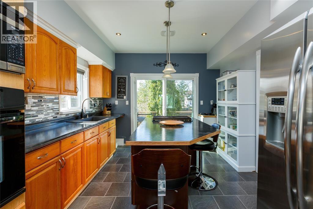 379 Maxwell Street, Sarnia, ON - Indoor Photo Showing Kitchen