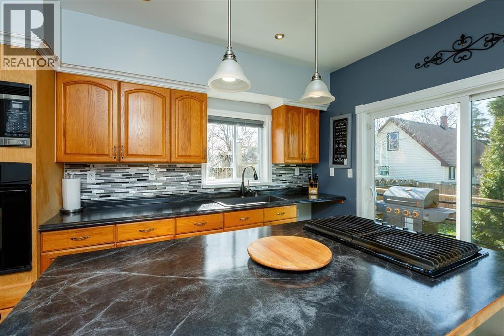 379 Maxwell Street, Sarnia, ON - Indoor Photo Showing Kitchen