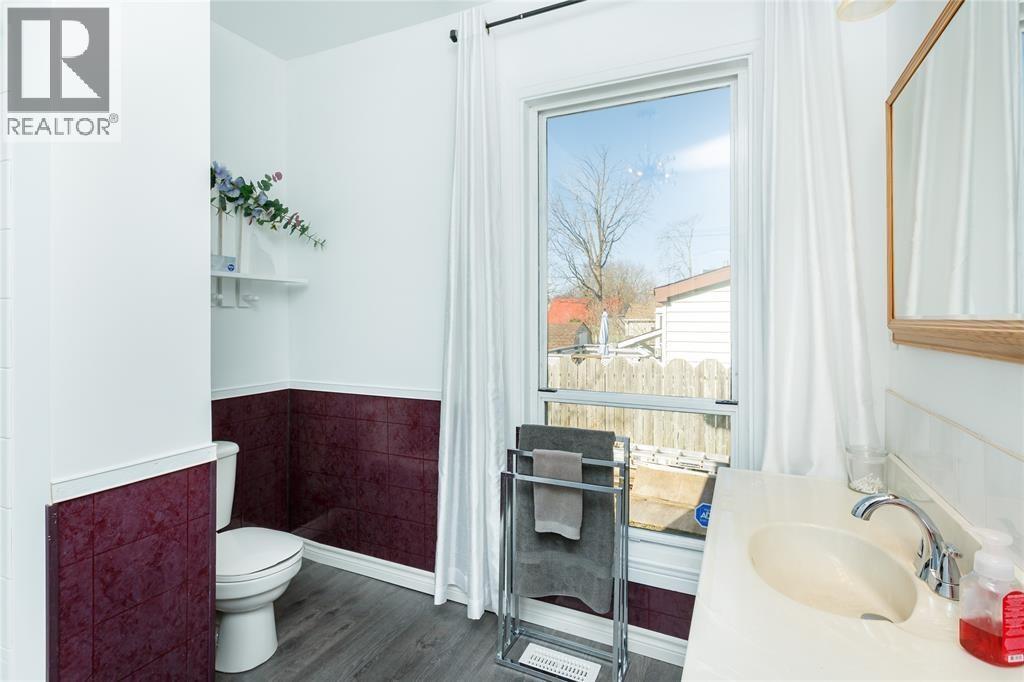 379 Maxwell Street, Sarnia, ON - Indoor Photo Showing Bathroom