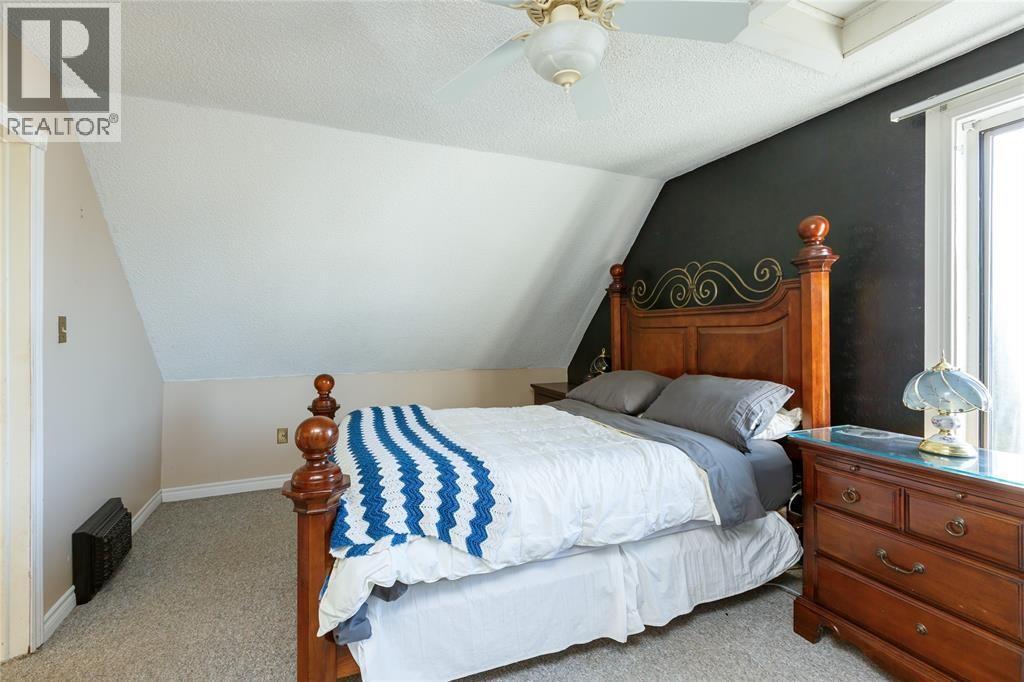 379 Maxwell Street, Sarnia, ON - Indoor Photo Showing Bedroom