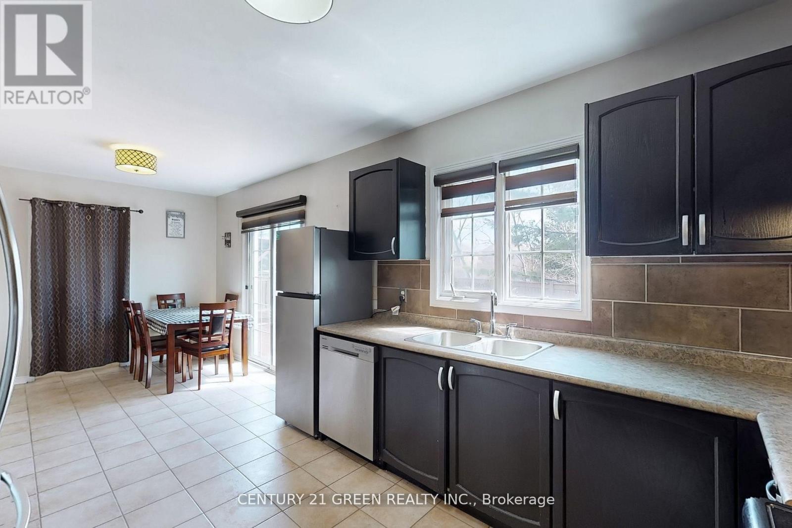 26 Dolphin Song Crescent, Brampton, ON - Indoor Photo Showing Kitchen With Double Sink