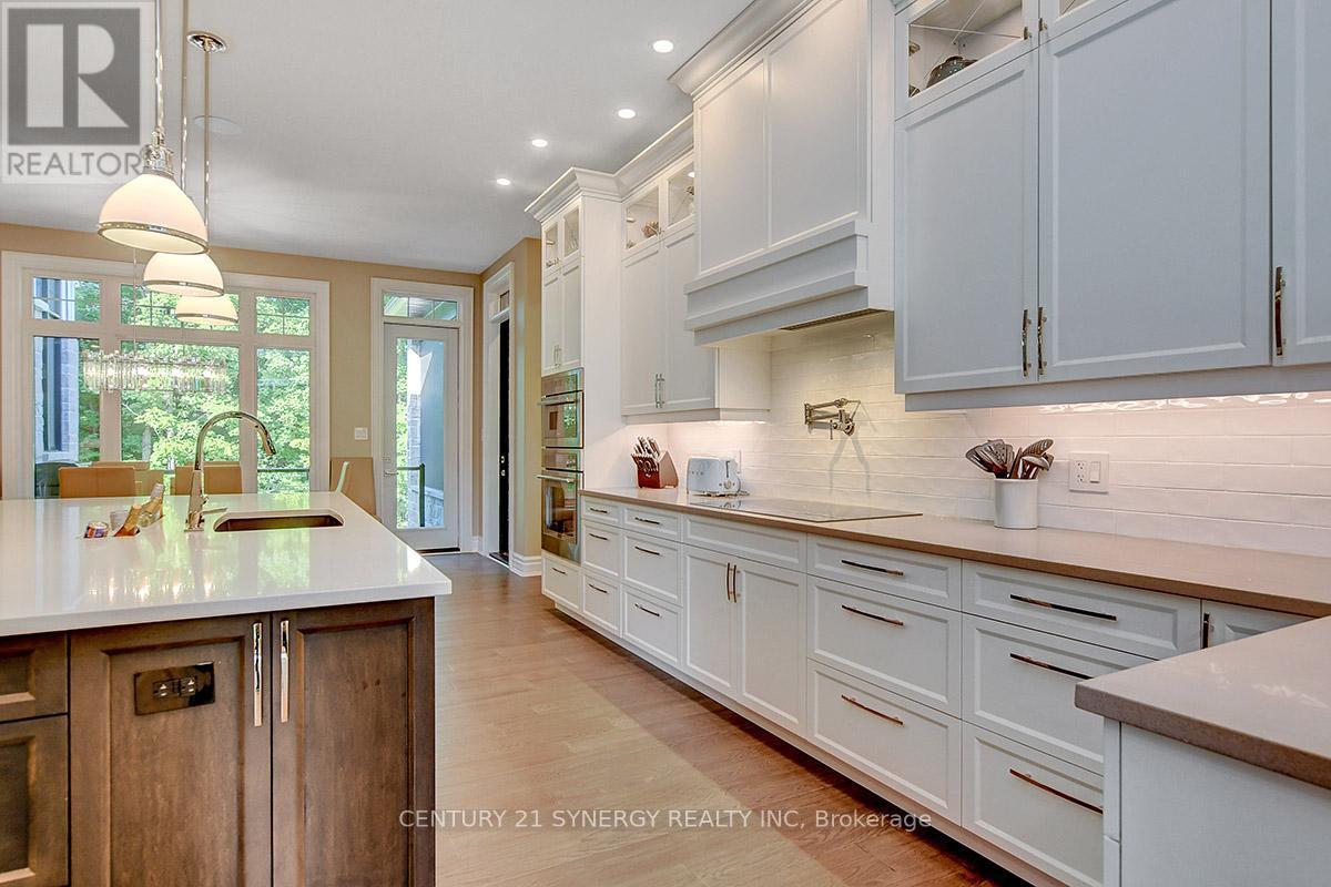 1443 Duchess Crescent, Ottawa, ON - Indoor Photo Showing Kitchen With Upgraded Kitchen