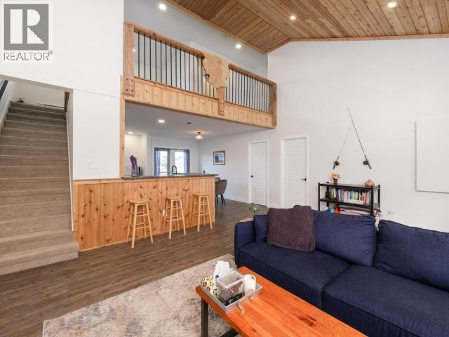 82 Eugene Avenue, Whitehorse, YT - Indoor Photo Showing Living Room