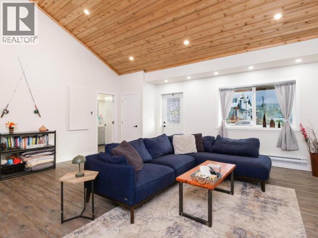 82 Eugene Avenue, Whitehorse, YT - Indoor Photo Showing Living Room