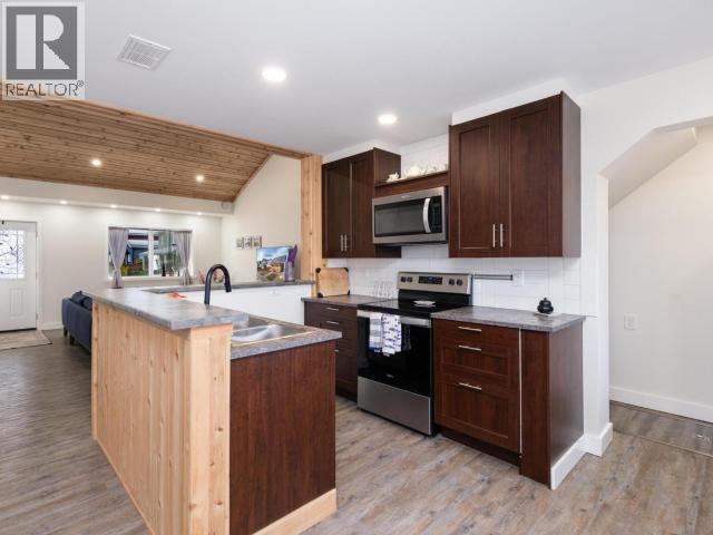 82 Eugene Avenue, Whitehorse, YT - Indoor Photo Showing Kitchen