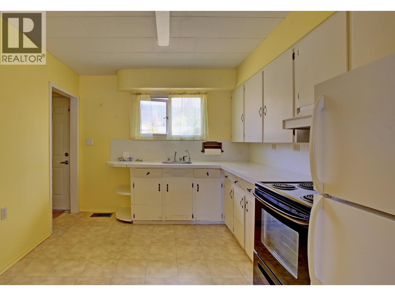 342 N Third Avenue, Williams Lake, BC - Indoor Photo Showing Kitchen