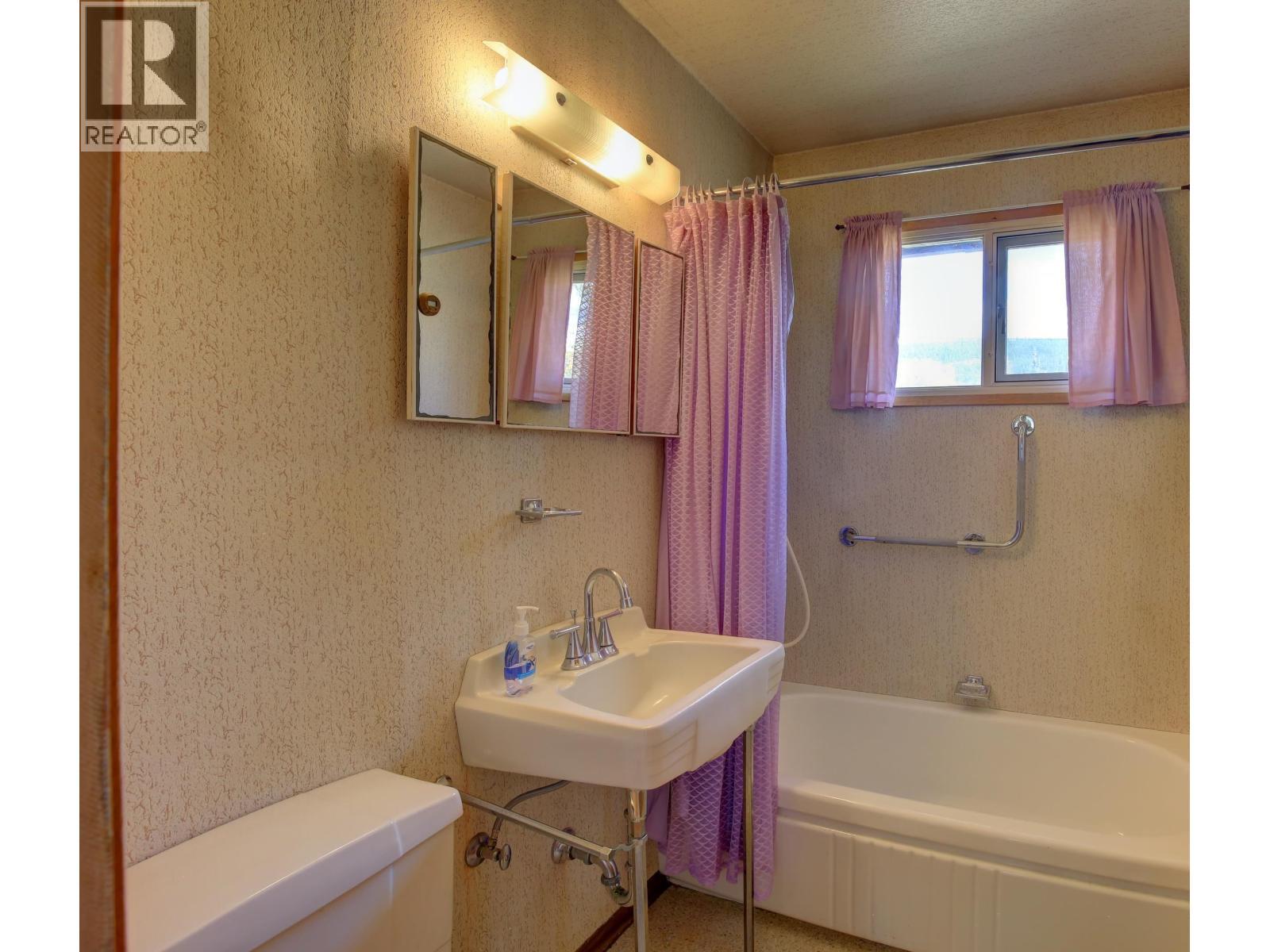 342 N Third Avenue, Williams Lake, BC - Indoor Photo Showing Bathroom