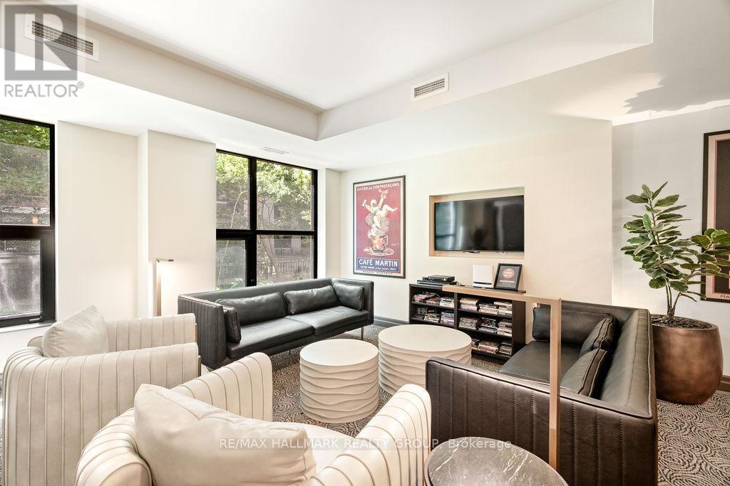 914 - 235 Kent Street, Ottawa, ON - Indoor Photo Showing Living Room
