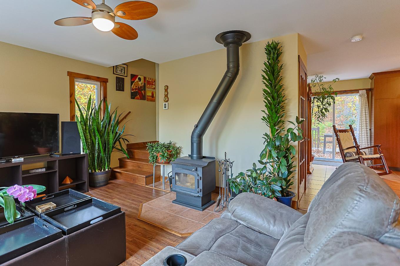 Salon - 46 150E Avenue, Saint-Hippolyte, QC - Indoor Photo Showing Living Room