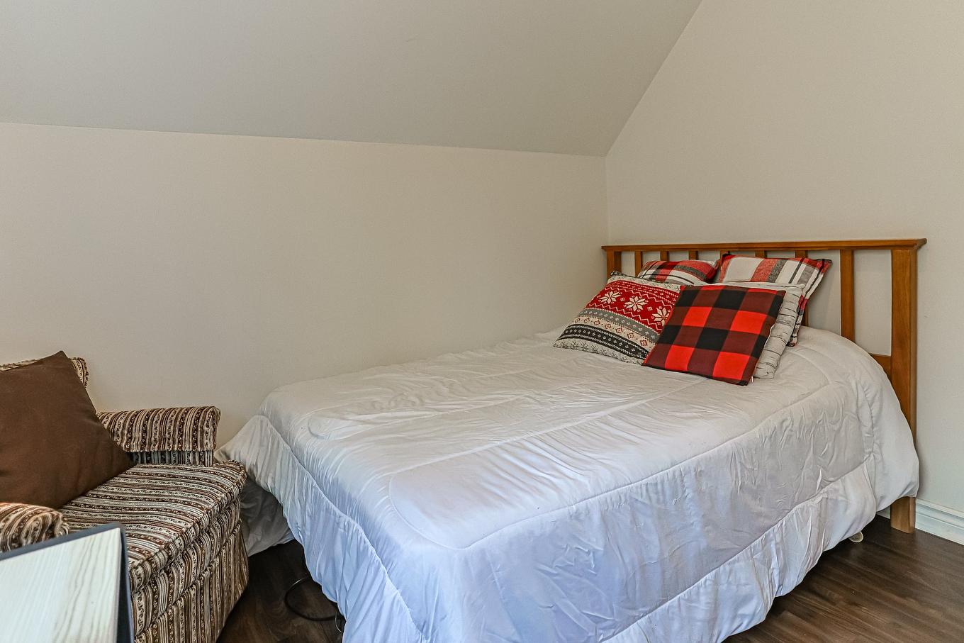 Chambre à coucher - 46 150E Avenue, Saint-Hippolyte, QC - Indoor Photo Showing Bedroom