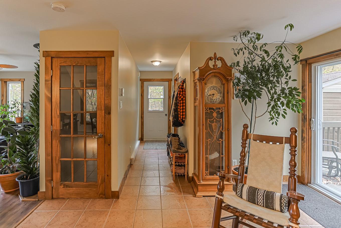 Hall d'entrée/Vestibule - 46 150E Avenue, Saint-Hippolyte, QC - Indoor Photo Showing Other Room