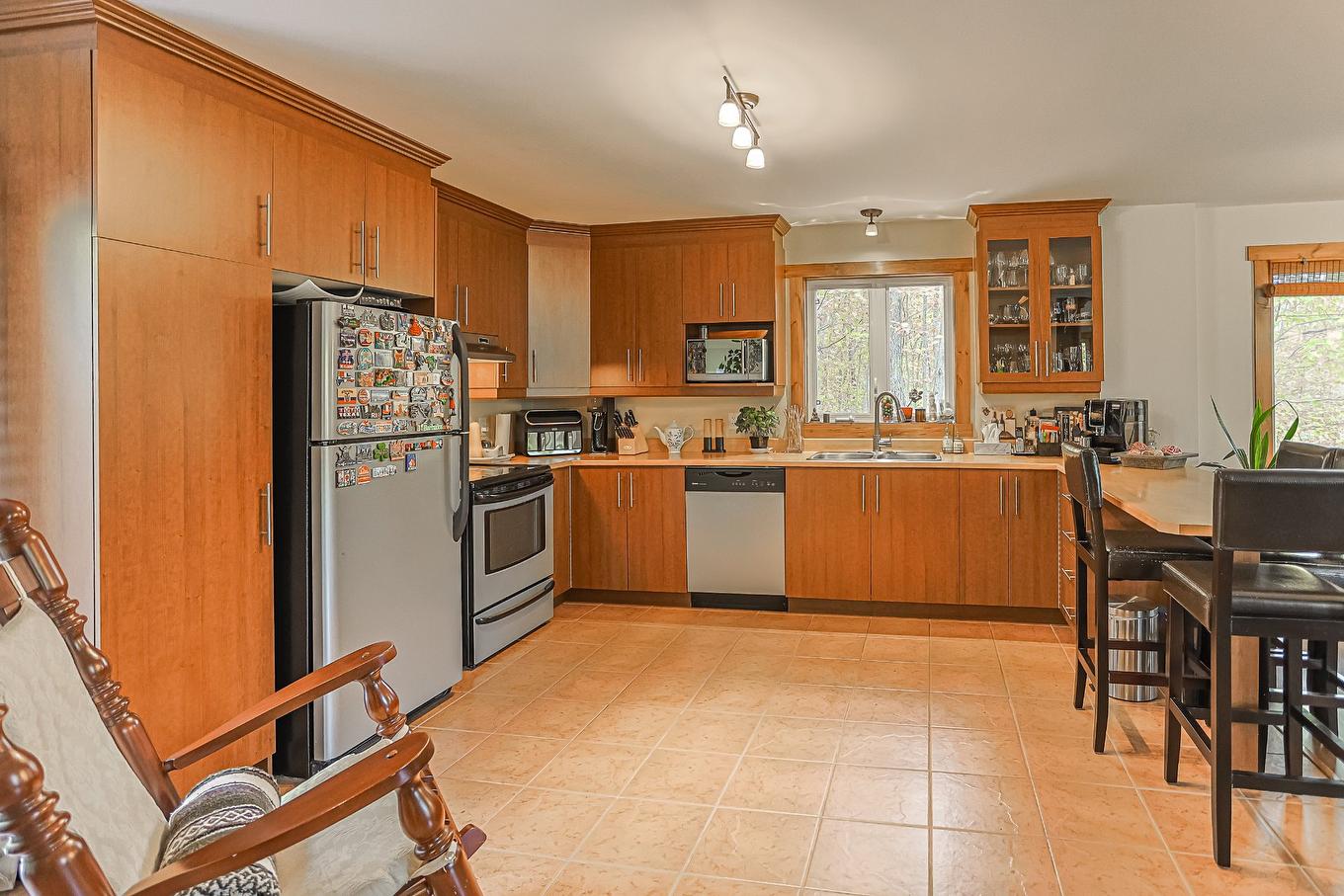 Cuisine - 46 150E Avenue, Saint-Hippolyte, QC - Indoor Photo Showing Kitchen