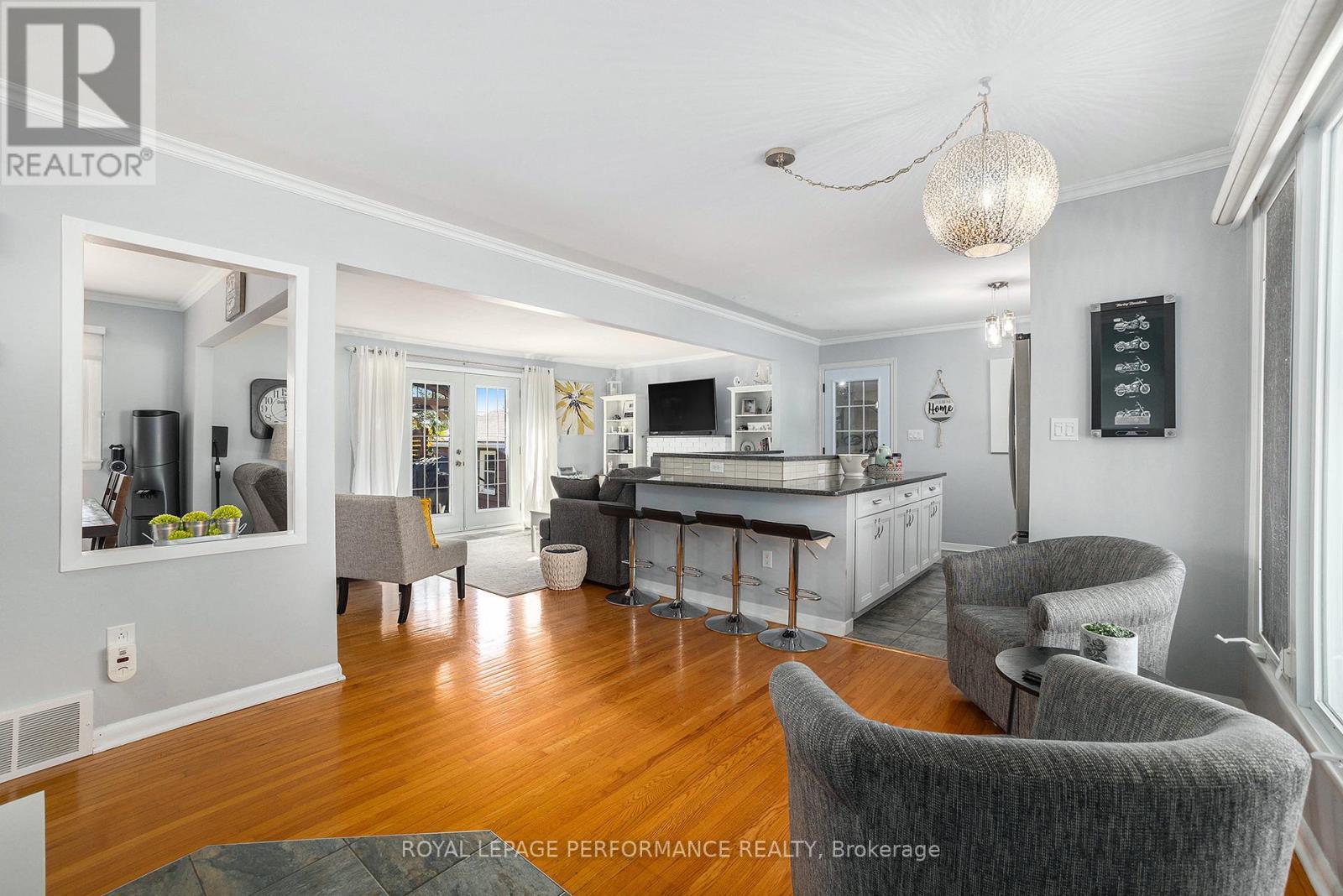 70 St Lawrence Street, South Stormont, ON - Indoor Photo Showing Living Room