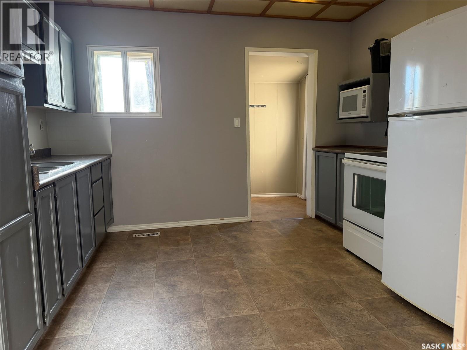 322 2Nd Avenue, Young, SK - Indoor