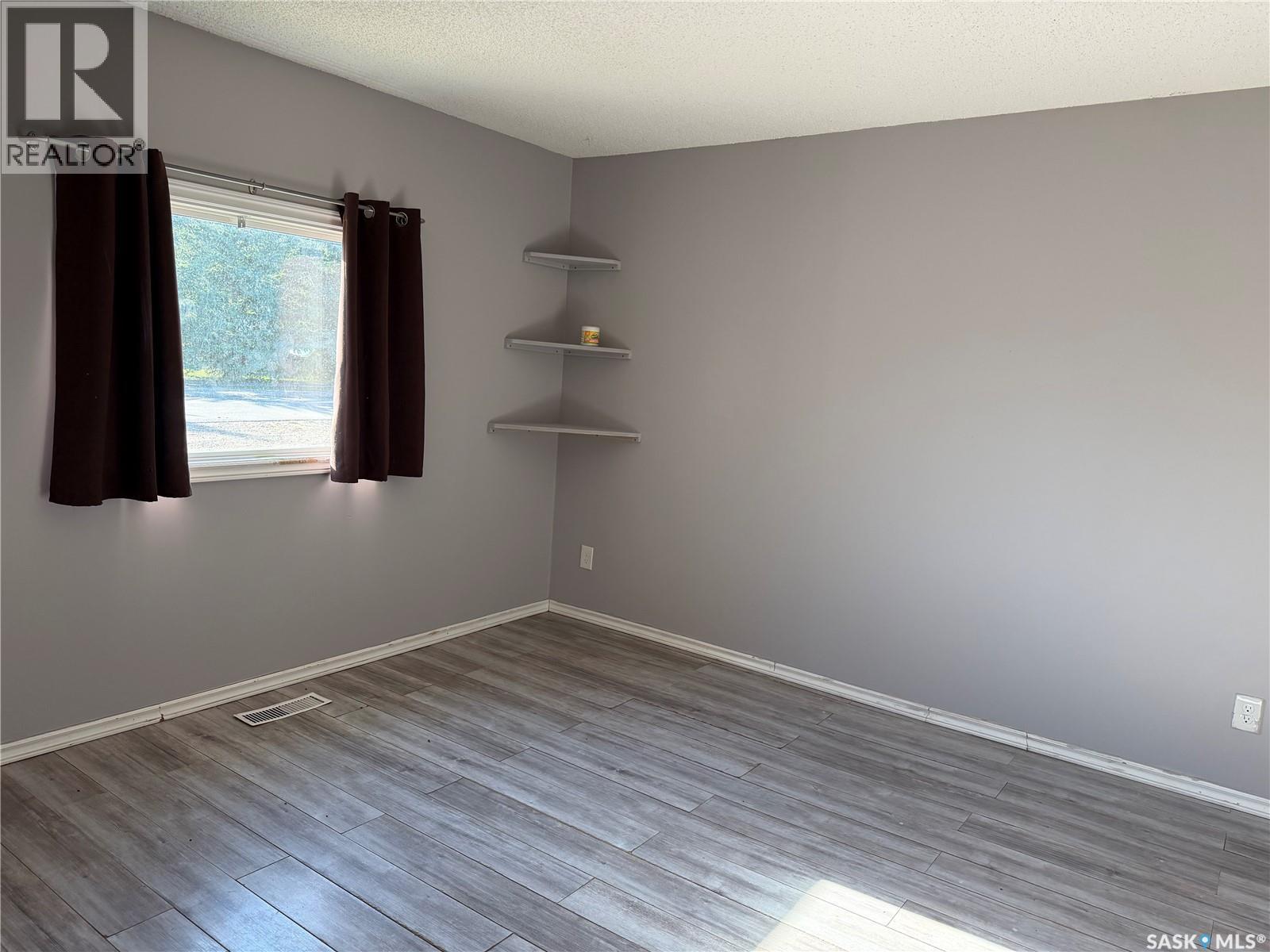 322 2Nd Avenue, Young, SK - Indoor