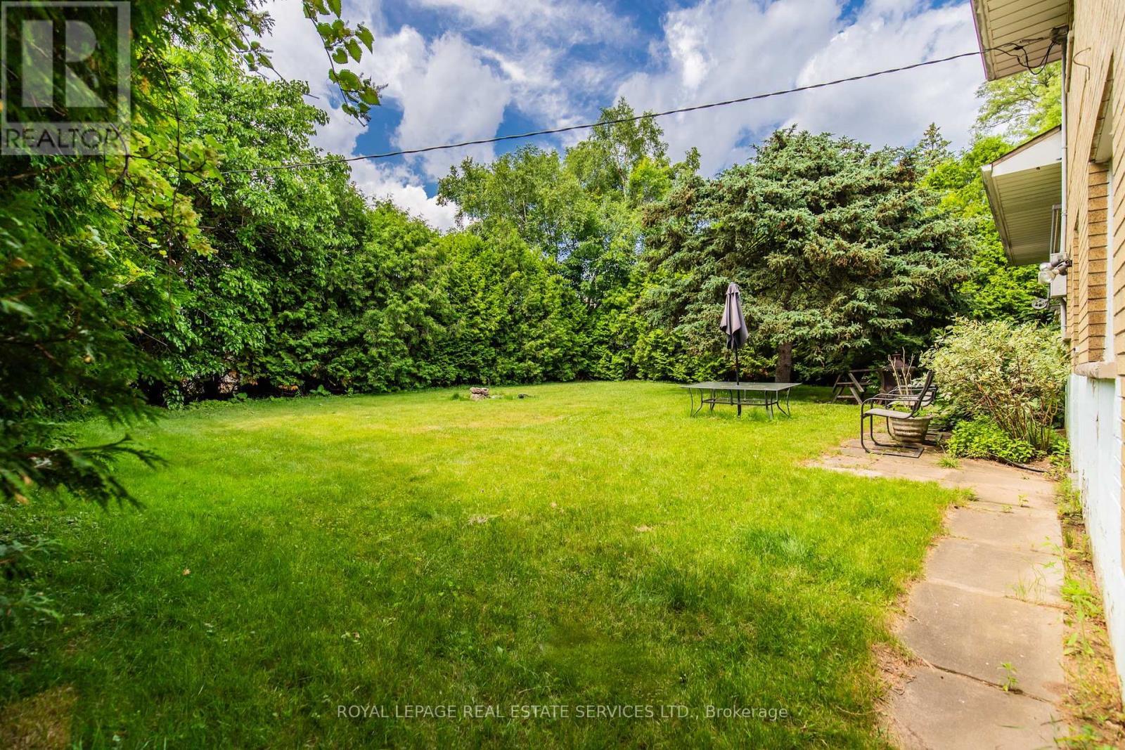 Back yard with mature trees - Unit #2 - 227 Lakeshore Road W, Oakville, ON - Outdoor