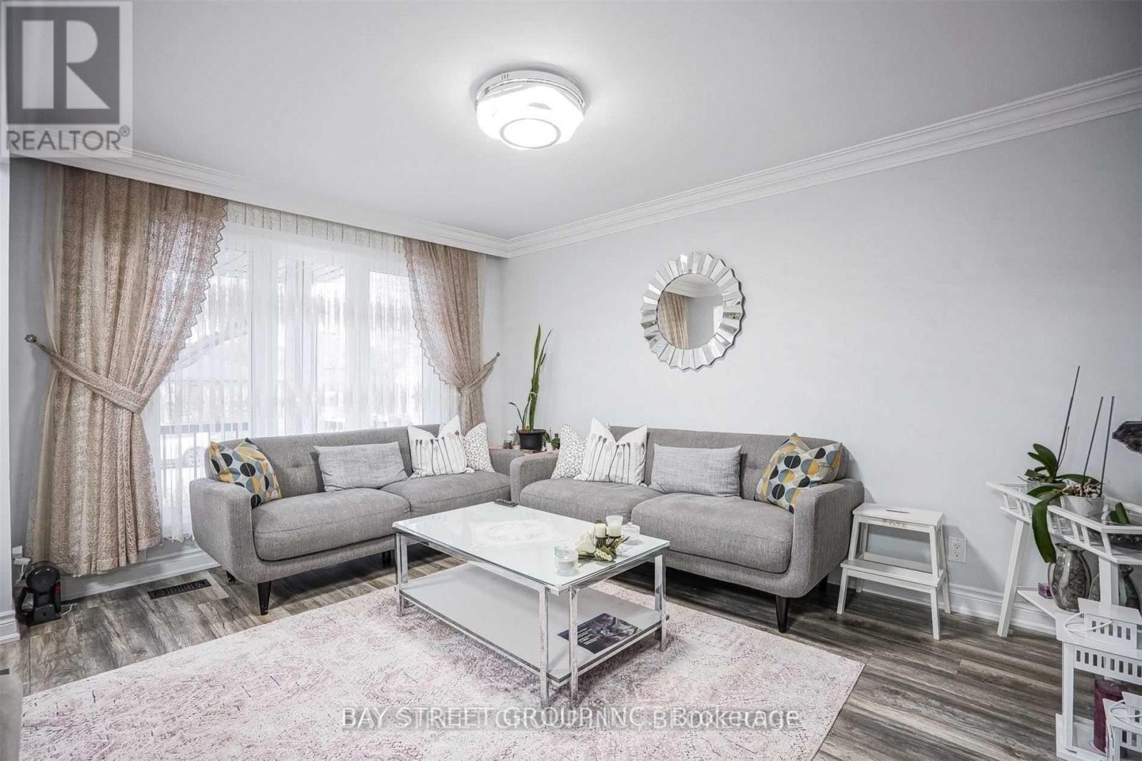 168 Regent Road, Toronto, ON - Indoor Photo Showing Living Room