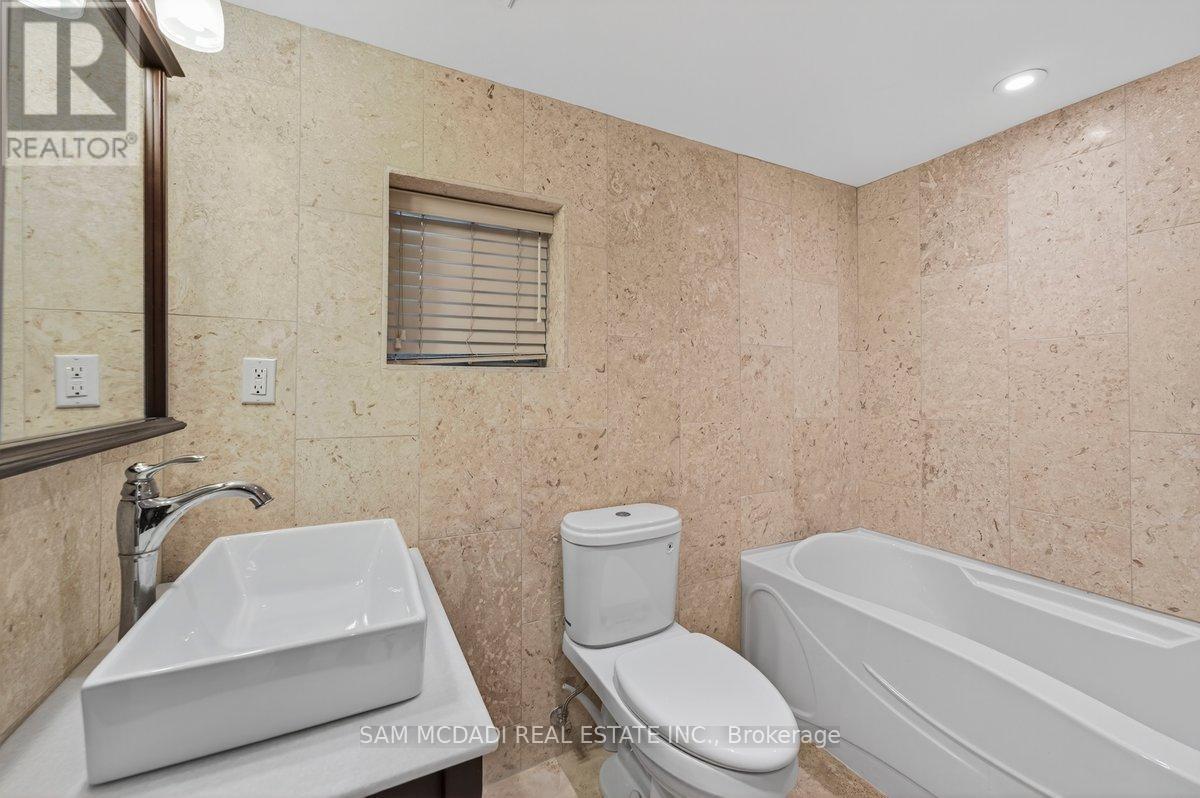 1779 Fifeshire Court, Mississauga, ON - Indoor Photo Showing Bathroom