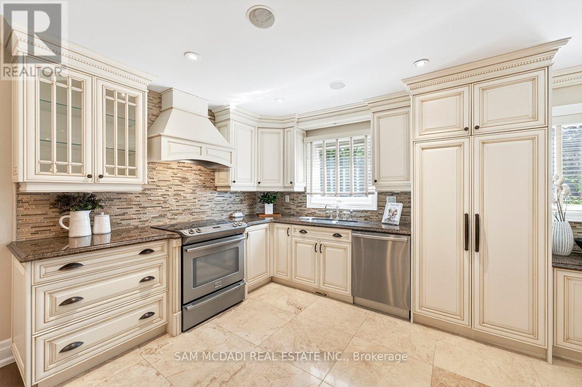 1779 Fifeshire Court, Mississauga, ON - Indoor Photo Showing Kitchen With Upgraded Kitchen