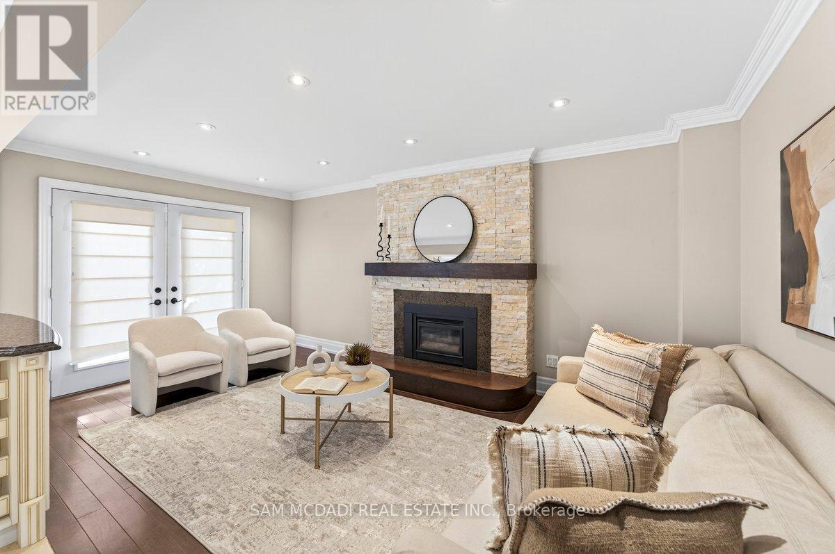 1779 Fifeshire Court, Mississauga, ON - Indoor Photo Showing Living Room With Fireplace