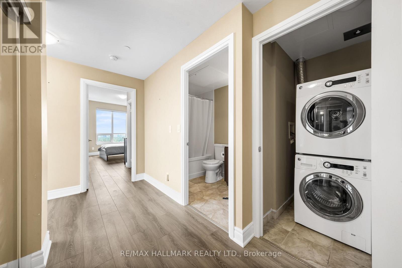 Ph301 - 7171 Yonge Street, Markham, ON - Indoor Photo Showing Laundry Room