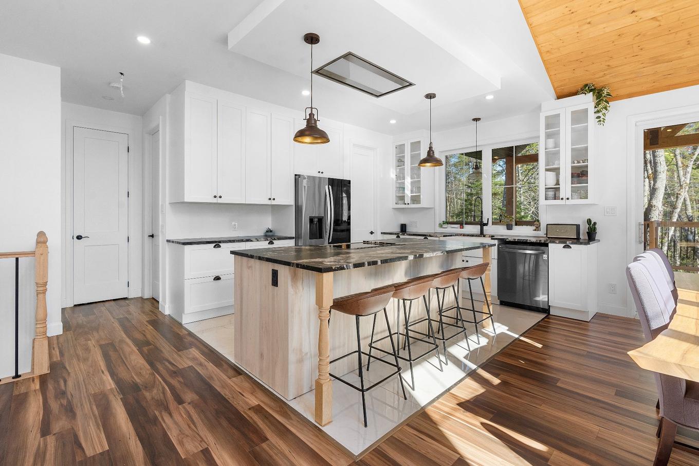 Cuisine - 5900 Route De Fossambault, Fossambault-Sur-Le-Lac, QC - Indoor Photo Showing Kitchen With Upgraded Kitchen