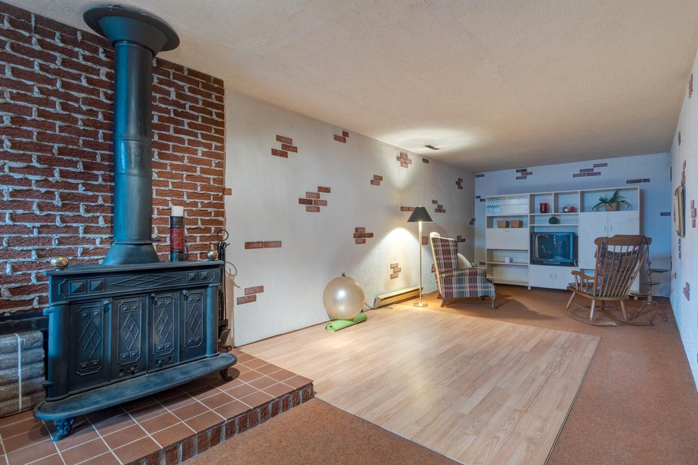 Salle familiale - 24 Rue Des Bouleaux, Sorel-Tracy, QC - Indoor With Fireplace