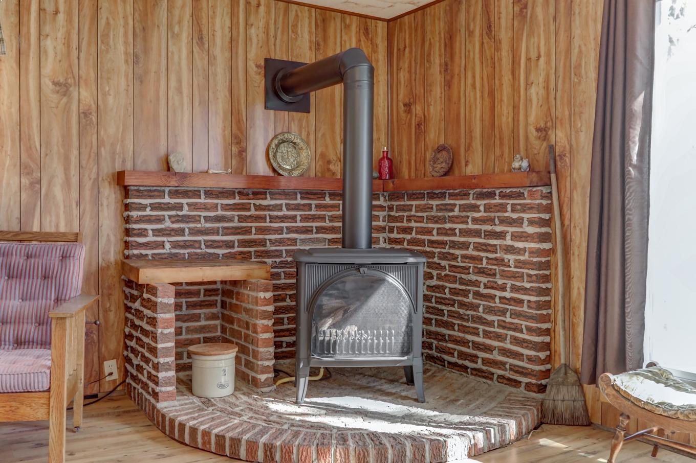 Salon - 242 Route Du Lac-Rond N., Montcalm, QC - Indoor With Fireplace