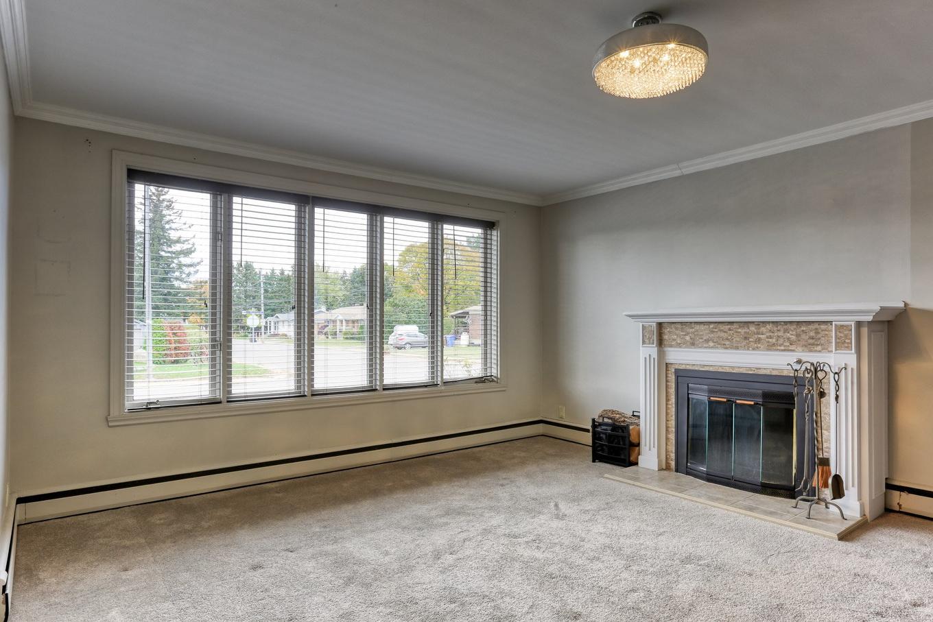 Living room - 2705 Boul. De Shawinigan-Sud, Shawinigan, QC - Indoor With Fireplace