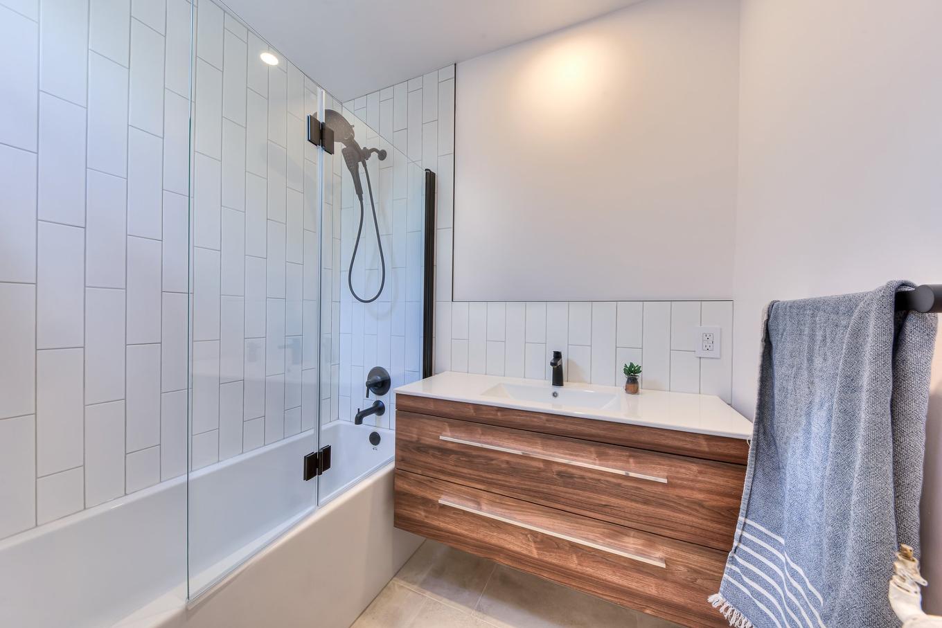 Bathroom - 5872 Av. Somerled, Montréal (Côte-Des-Neiges/Notre-Dame-De-Grâce), QC - Indoor Photo Showing Bathroom