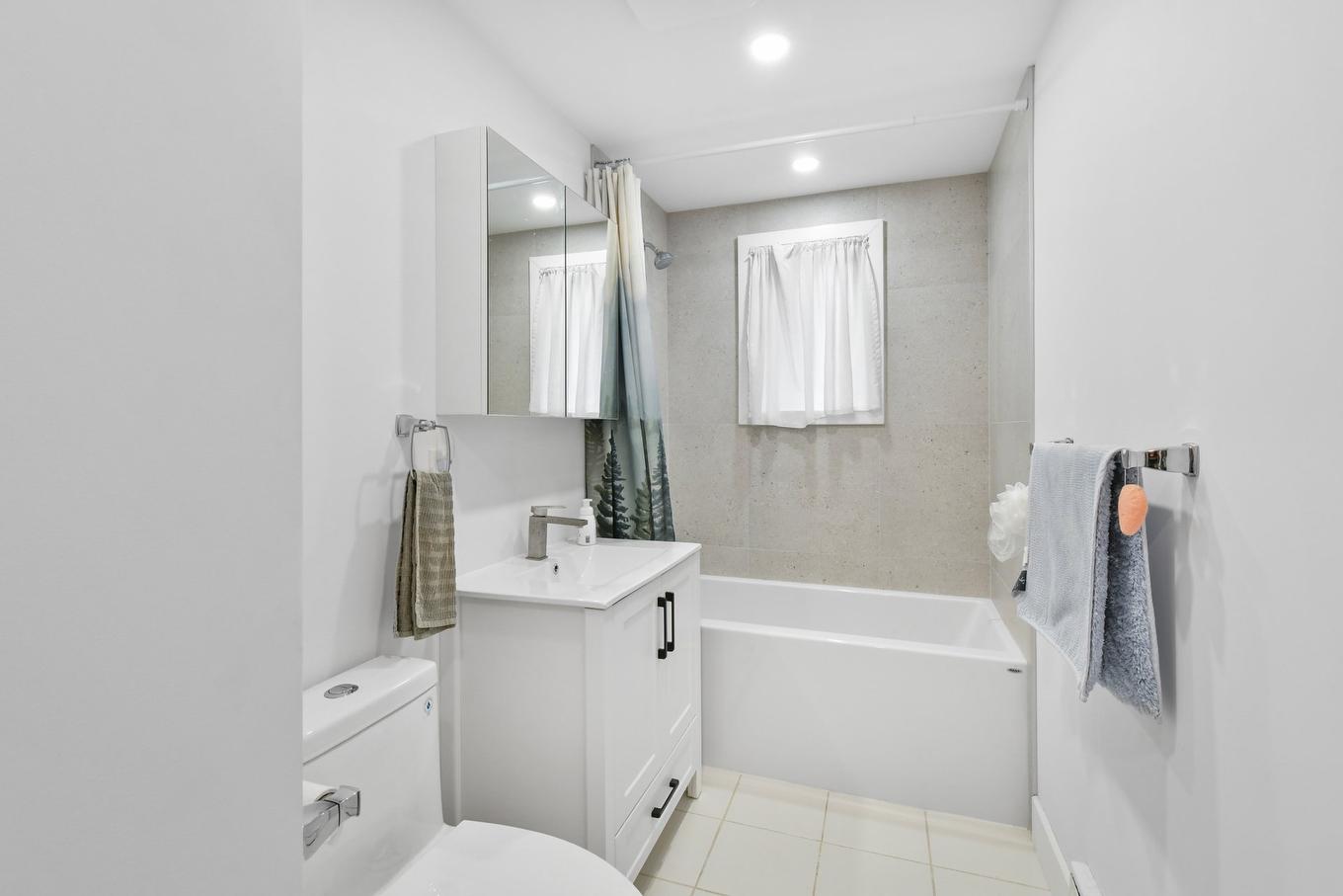 Salle de bains - 7530 - 7530C Rue Centrale, Montréal (Lasalle), QC - Indoor Photo Showing Bathroom