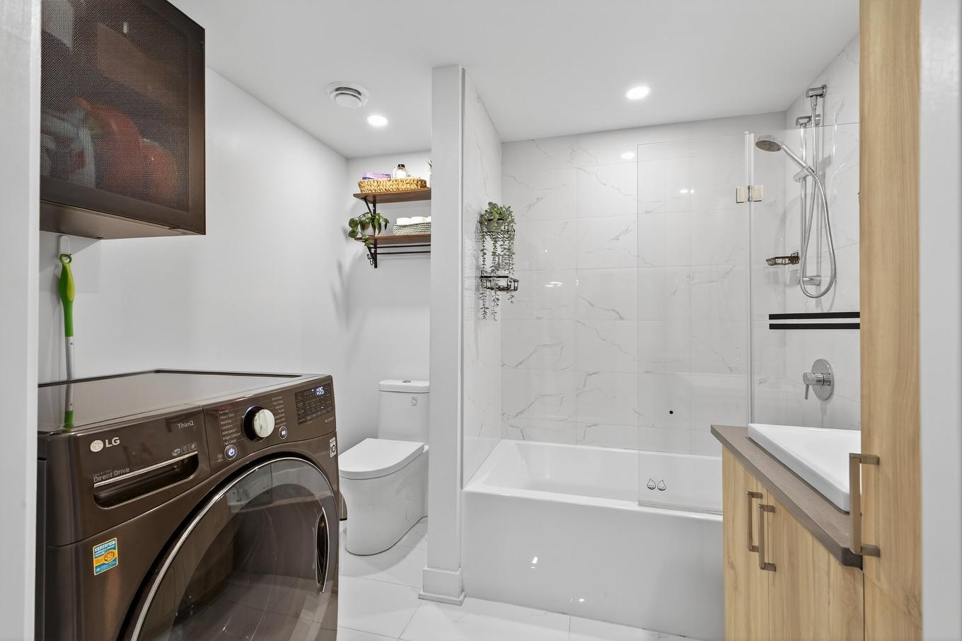Bathroom - 44 9E Avenue, Montréal (Lasalle), QC - Indoor Photo Showing Laundry Room
