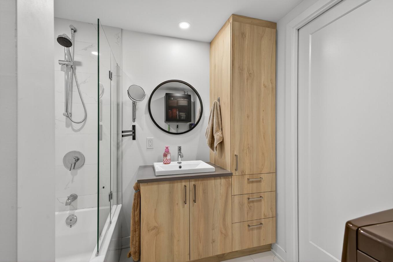 Bathroom - 44 9E Avenue, Montréal (Lasalle), QC - Indoor Photo Showing Bathroom