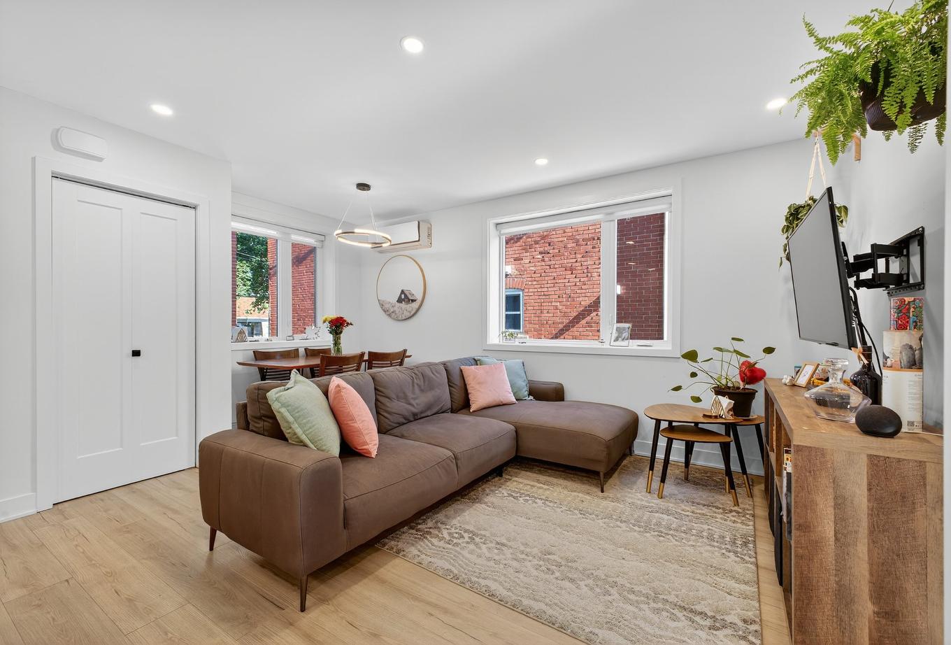 Living room - 44 9E Avenue, Montréal (Lasalle), QC - Indoor Photo Showing Living Room