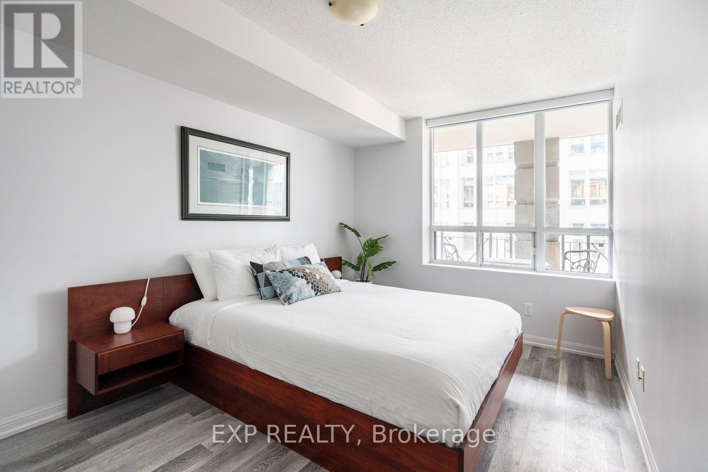 512 - 140 Simcoe Street, Toronto, ON - Indoor Photo Showing Bedroom