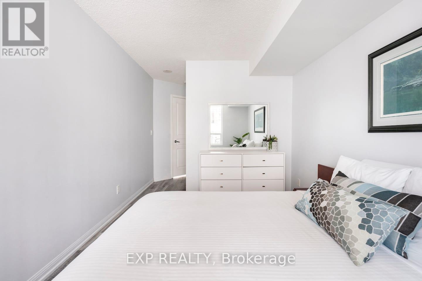 512 - 140 Simcoe Street, Toronto, ON - Indoor Photo Showing Bedroom