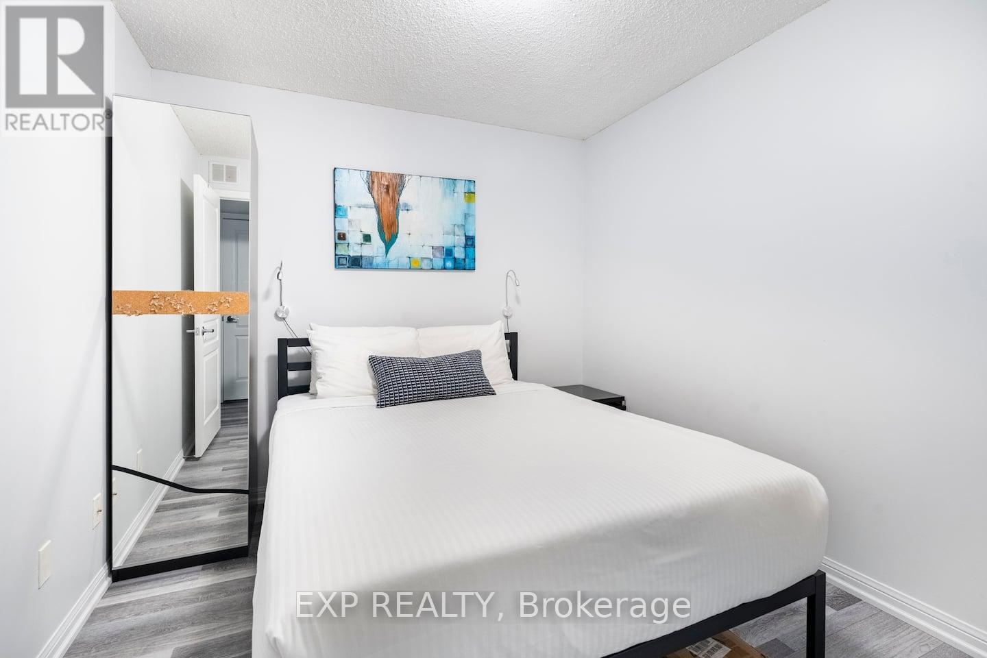 512 - 140 Simcoe Street, Toronto, ON - Indoor Photo Showing Bedroom