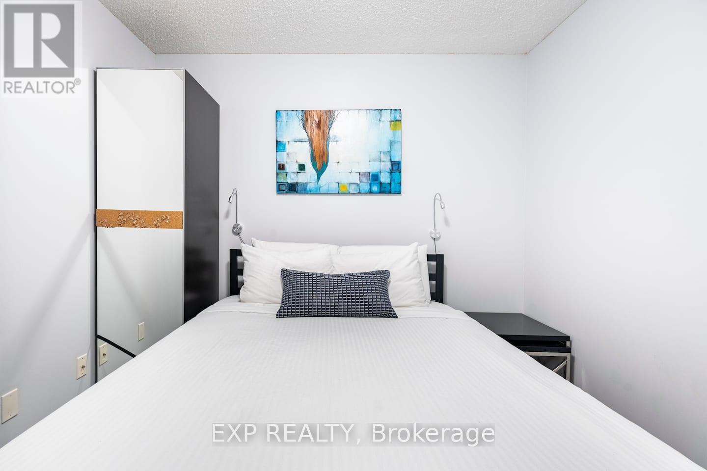 512 - 140 Simcoe Street, Toronto, ON - Indoor Photo Showing Bedroom