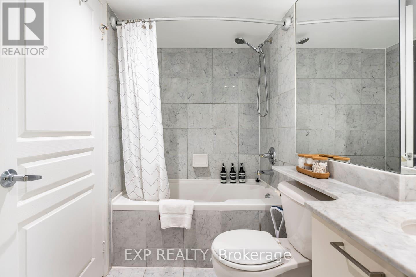 512 - 140 Simcoe Street, Toronto, ON - Indoor Photo Showing Bathroom