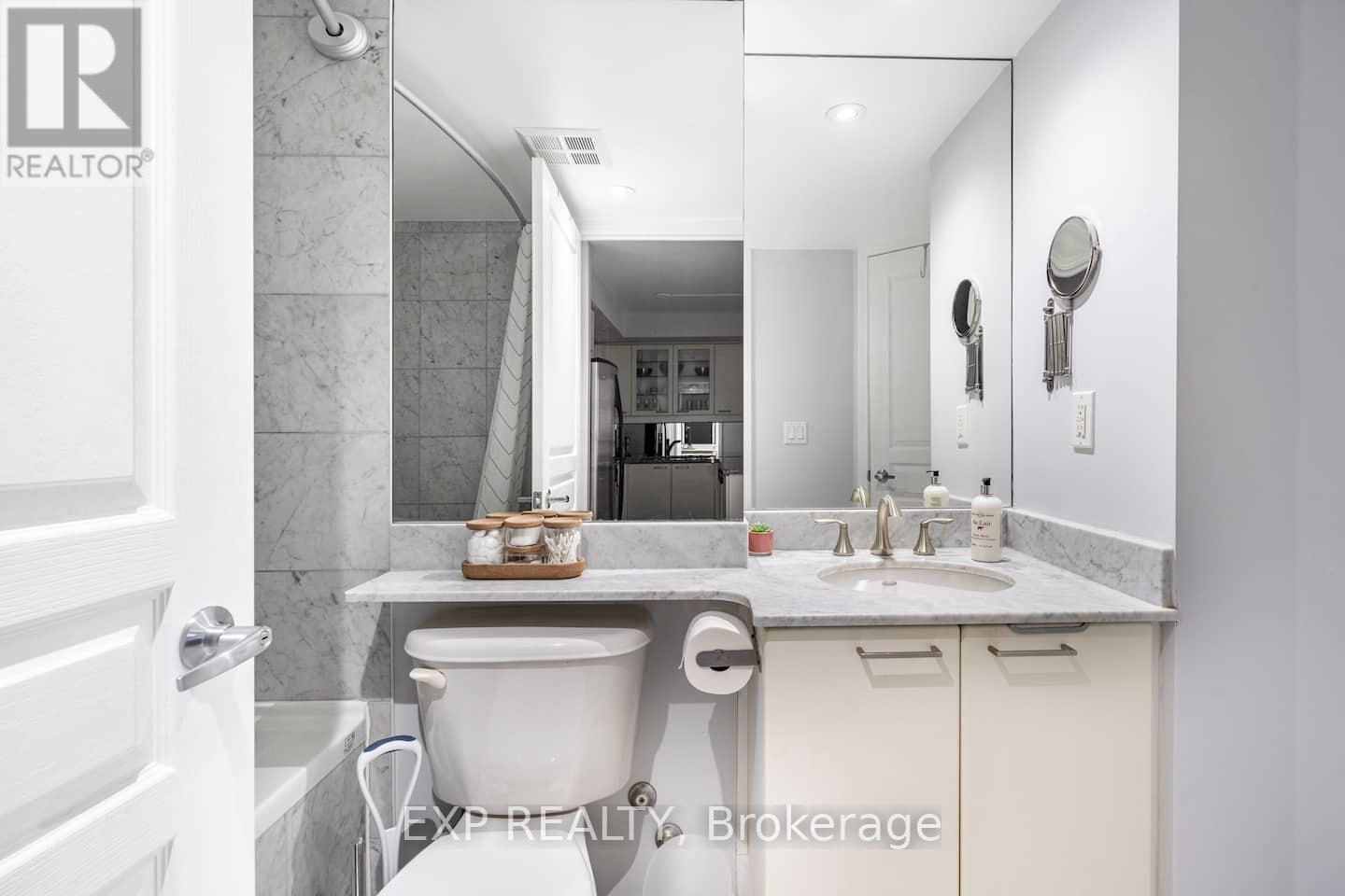 512 - 140 Simcoe Street, Toronto, ON - Indoor Photo Showing Bathroom
