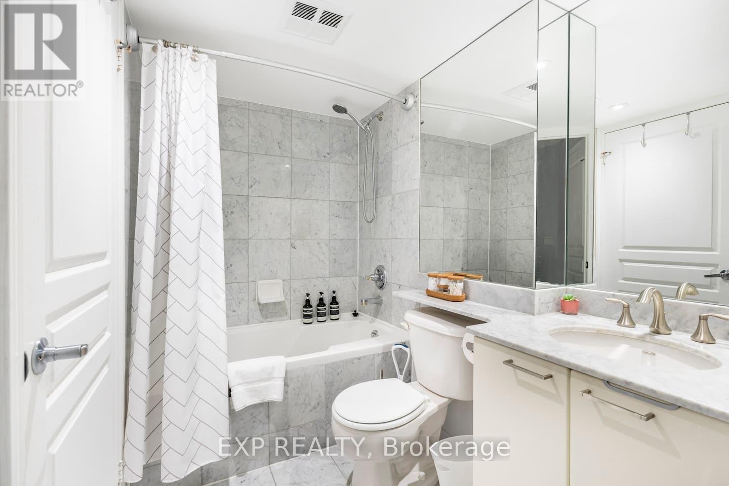 512 - 140 Simcoe Street, Toronto, ON - Indoor Photo Showing Bathroom