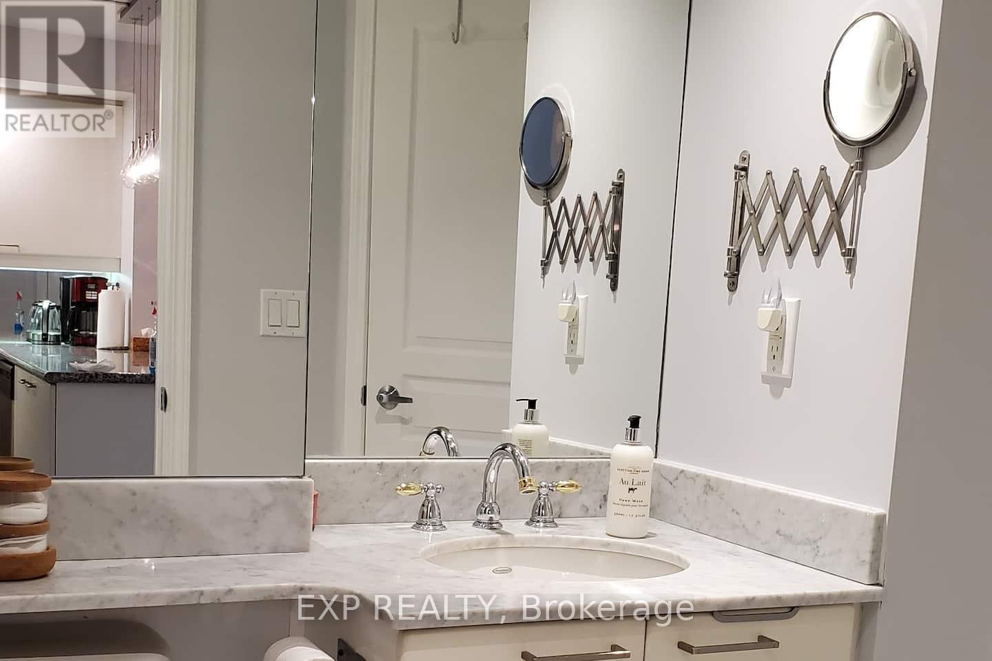 512 - 140 Simcoe Street, Toronto, ON - Indoor Photo Showing Bathroom