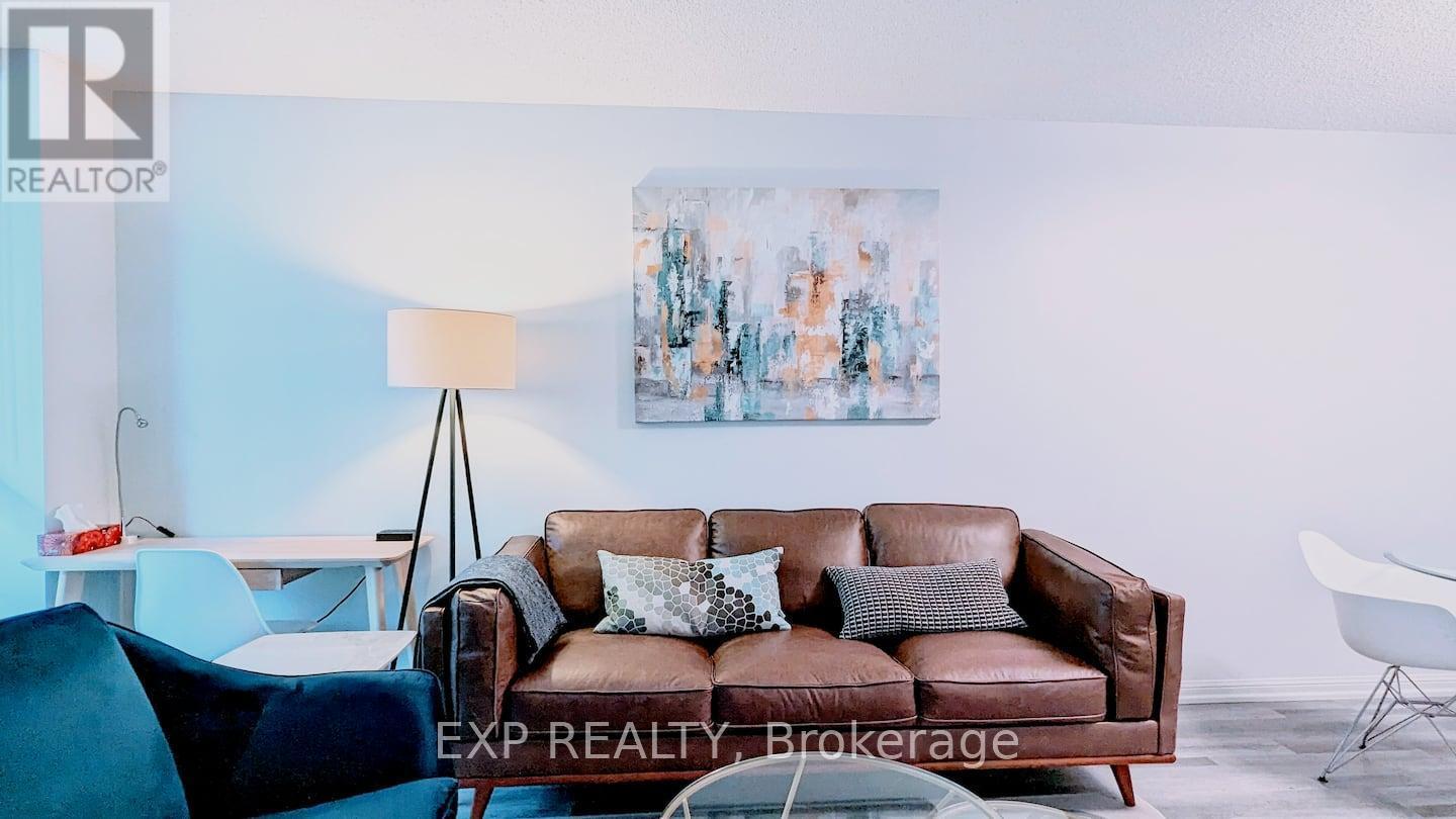 512 - 140 Simcoe Street, Toronto, ON - Indoor Photo Showing Living Room